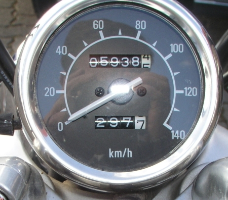 Bild: Tachometer eines Yamaha-125- Choppers
